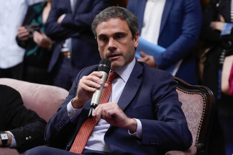 Michel: “Frigerio sigue enviando leyes para privatizar la provincia” - imagen de origen