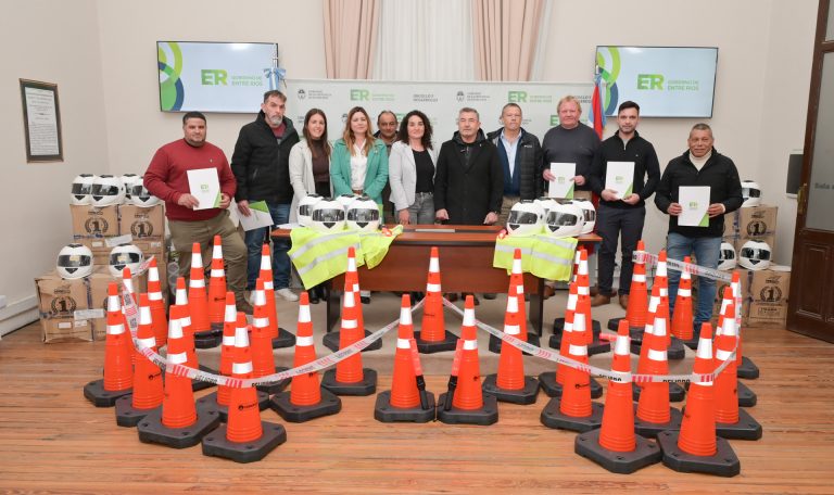 El Gobierno provincial entregó elementos de seguridad vial a municipios y comunas - imagen de origen