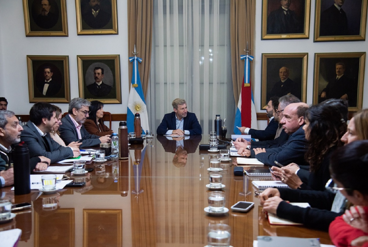 Obras clave en el Palacio San José y el hospital de La Baxada fueron abordadas en la reunión de gabinete - imagen de origen