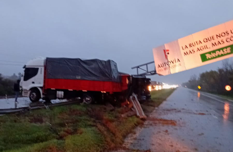 Choque de camiones y corte del tránsito en ruta 12 - imagen de origen
