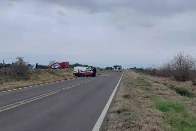 Fuerte choque entre un camión y una utilitaria en Ruta 18 dejó dos conductores hospitalizados - imagen de origen