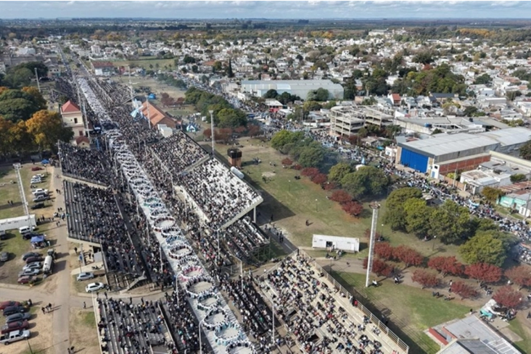 Miles de personas han pasado por el Corsódromo en los festejos por el Día de la Patria - imagen de origen