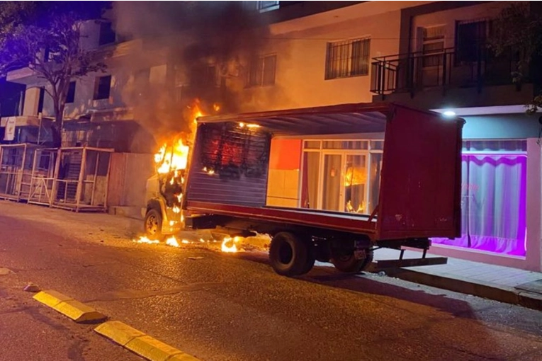 Investigan el incendio de un camión estacionado en la vía pública y no descartan que haya sido intencional - imagen de origen