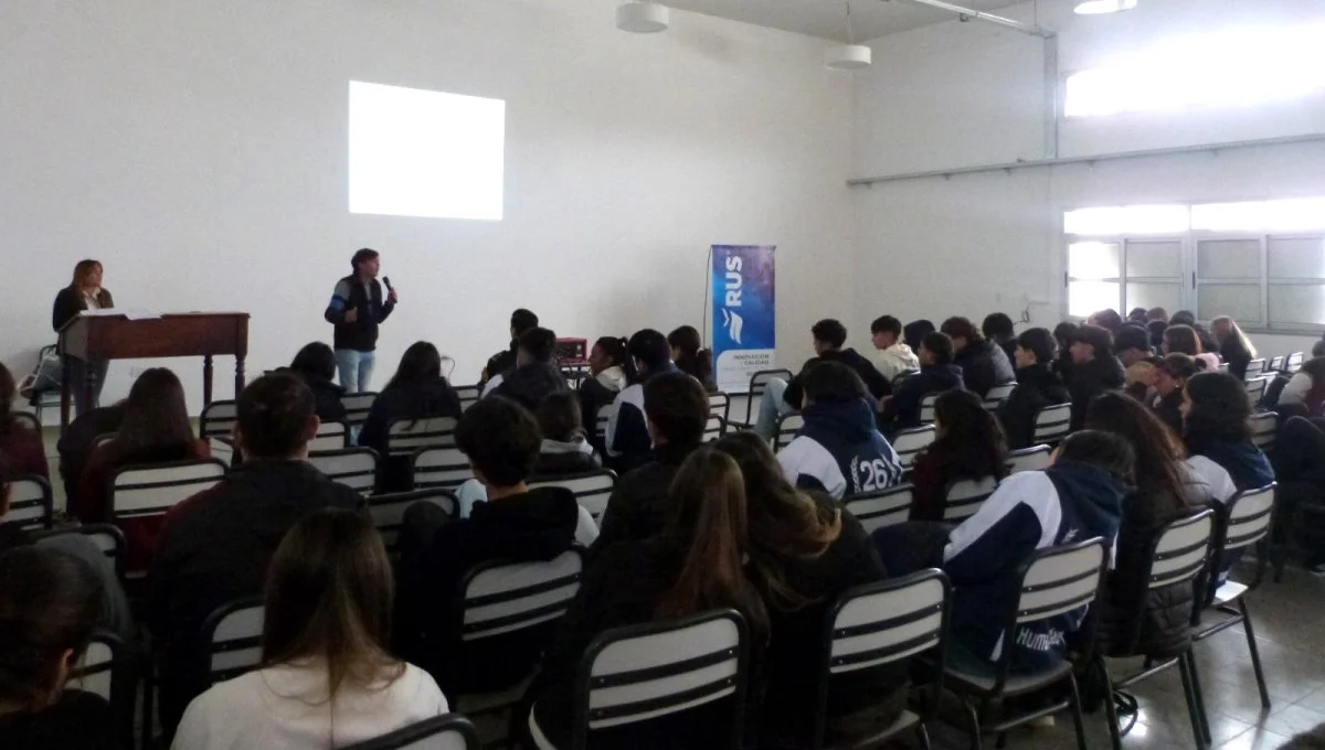 Comenzaron las charlas de seguridad vial en las escuelas secundarias de Concepción del Uruguay - imagen de origen
