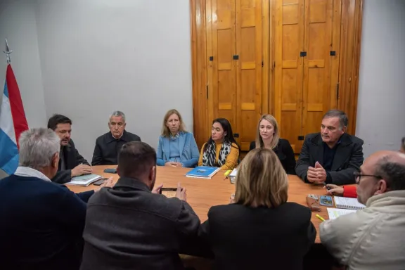 El Ejecutivo recibió a las ligas de comunas y a los bloques legislativos por la coparticipación - imagen de origen