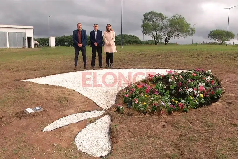 "Florecerán pañuelos": inauguraron una intervención artística para mantener viva la memoria en la UADER - imagen de origen