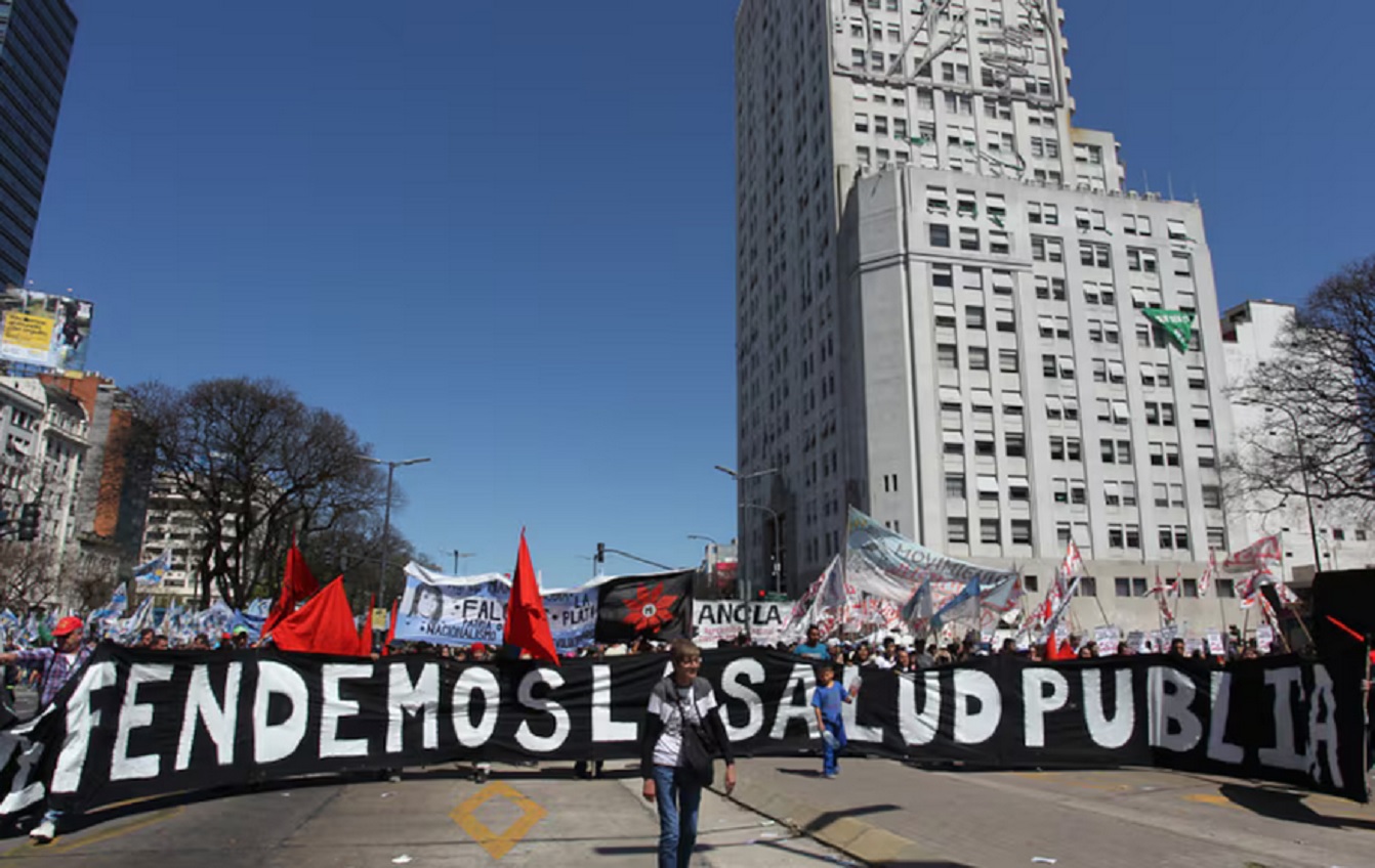 Milei ajusta en la lucha contra el cáncer, las vacunas, el HIV y las enfermedades crónicas - imagen de origen