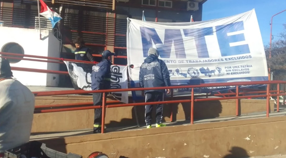 Cartoneros reclamaron frente al Municipio y advirtieron que acamparán hasta obtener respuestas - imagen de origen