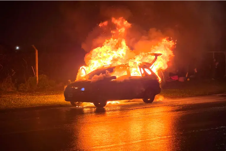 Un auto se incendió mientras circulaba por Blas Parera: una mujer y sus hijos fueron hospitalizados por estado de shock - imagen de origen
