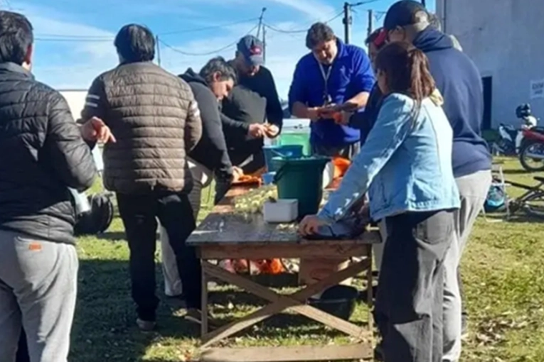 Trabajadores de Granja Tres Arroyos hicieron una olla popular en la planta - imagen de origen