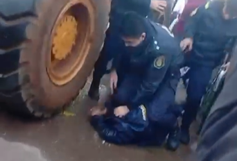 La policía de Concordia hizo justicia por manos propias durante la detención del conductor alcoholizado que protagonizó un grave incidente vial - 7PAGINAS - imagen de origen