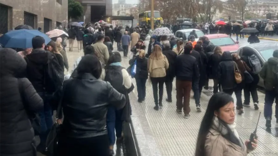 Efectivos de la Policía Federal Argentina evacuaron el Ministerio de Economía por una amenaza de bomba | Análisis - imagen de origen