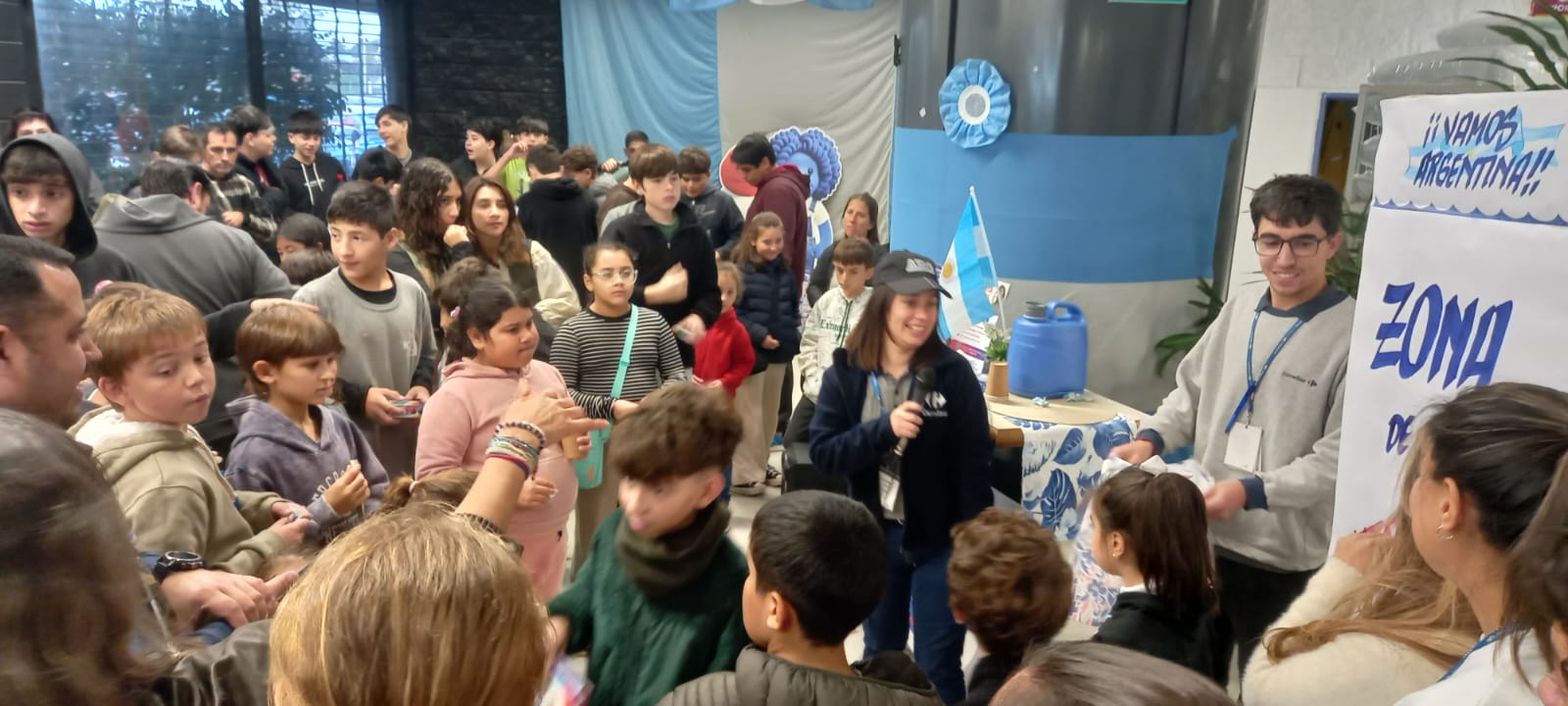 La fiebre mundialista llegó a Concordia: cientos de familias coparon una jornada de intercambio de figuritas - 7PAGINAS - imagen de origen