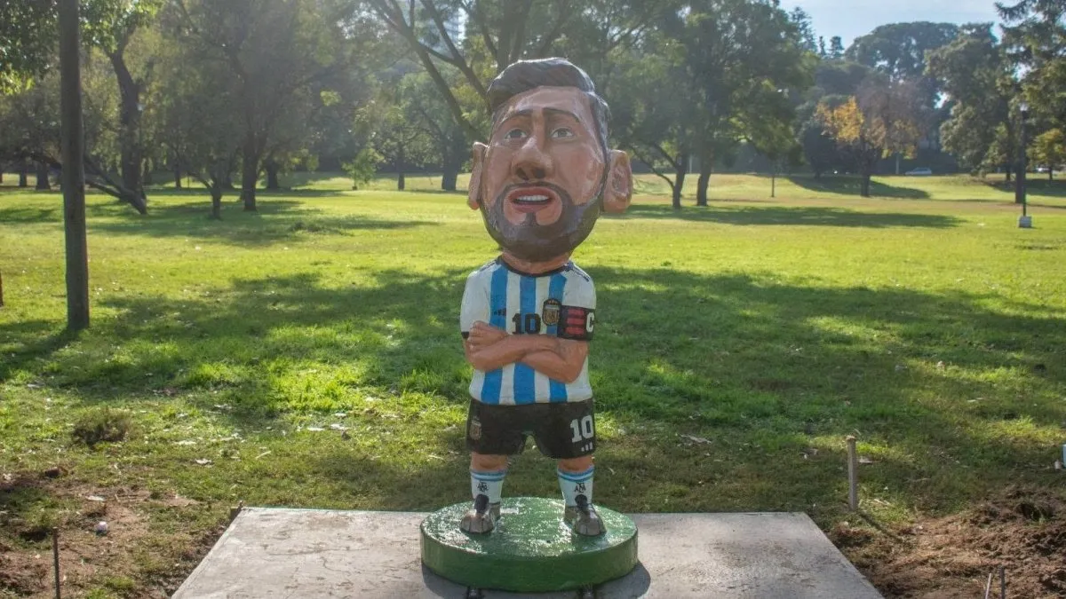 Messi ya tiene su homenaje en Victoria: inauguraron una figura caricaturesca en la Costanera - imagen de origen