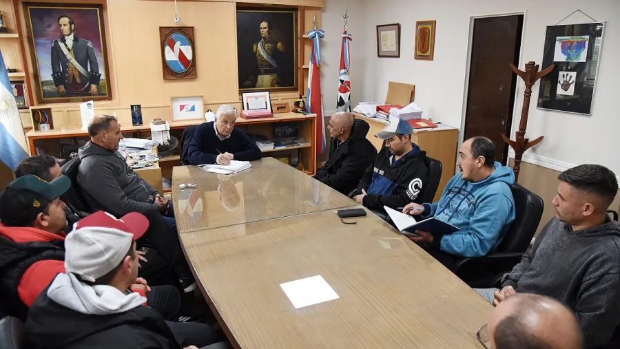 Lauritto recibió a trabajadores de Granja Tres Arroyos tras el cierre temporario de la planta La China | Análisis - imagen de origen