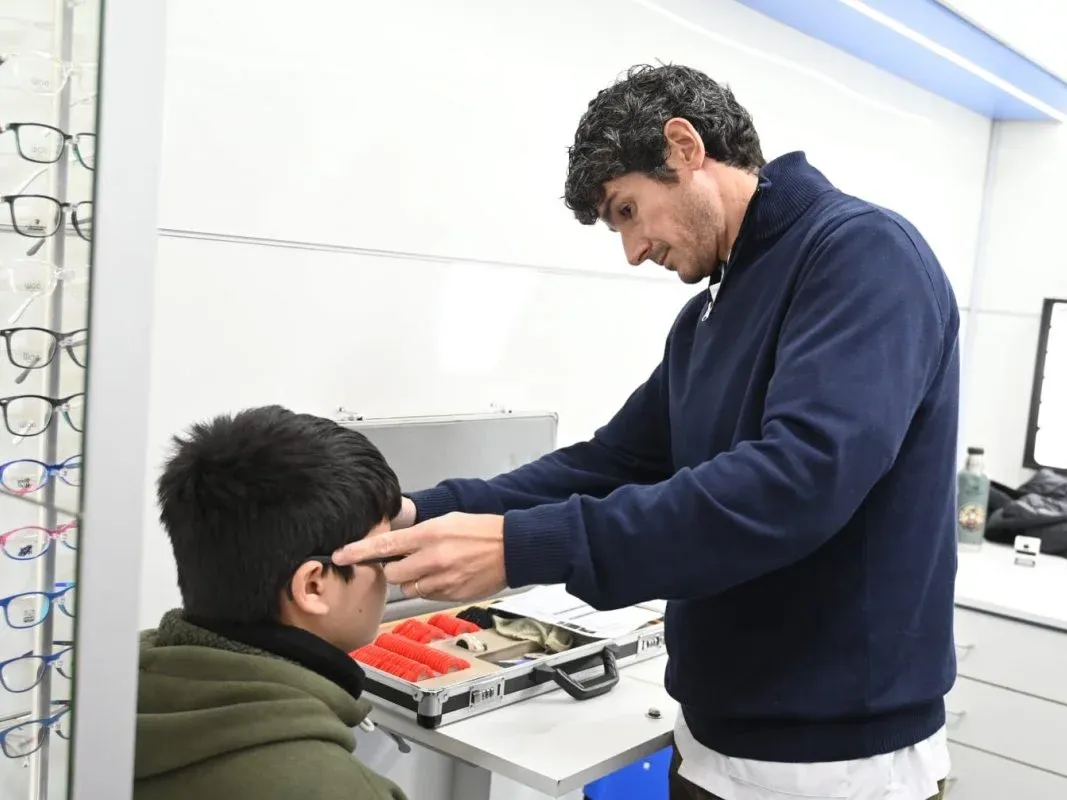 Más de 170 niños y adolescentes fueron atendidos en la primera jornada del programa “Ver para Ser Libres” - imagen de origen
