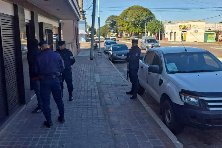 Detuvieron a un joven acusado de exigir dólares para devolver un iPhone robado - imagen de origen
