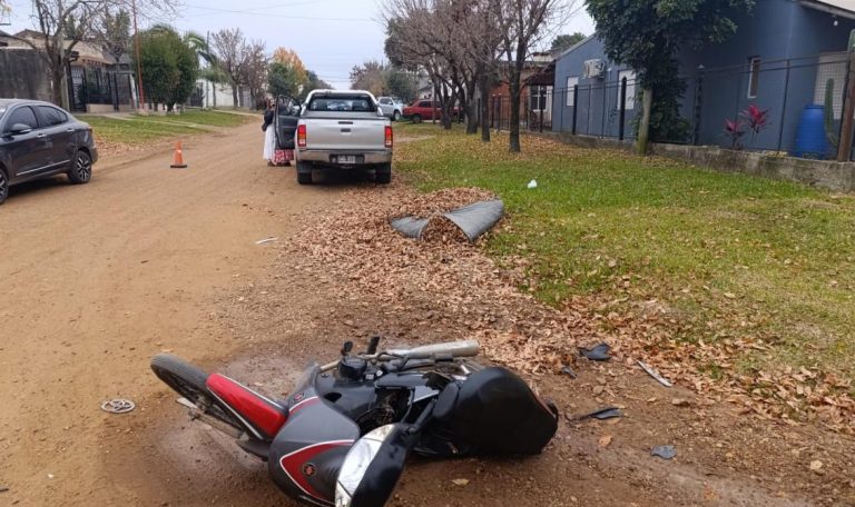 Motociclistas lesionadas tras el choque contra una camioneta en una equina - imagen de origen