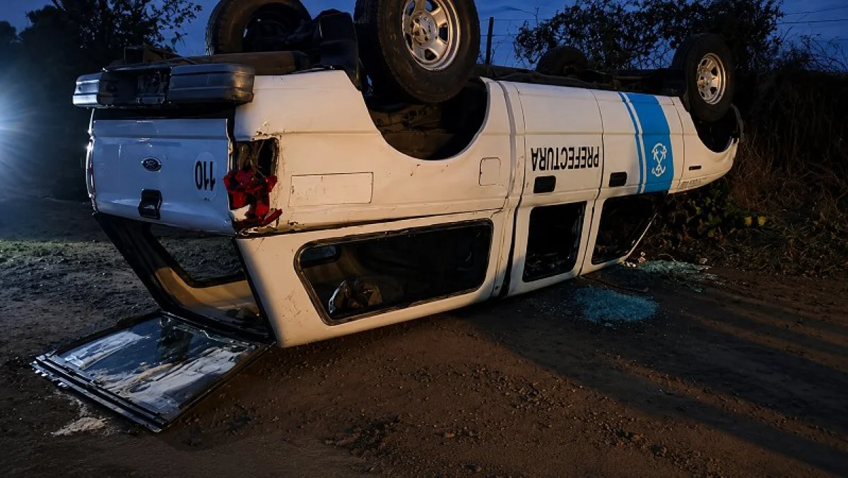 Volcó una camioneta de Prefectura en un camino rural de Colonia Elía - imagen de origen