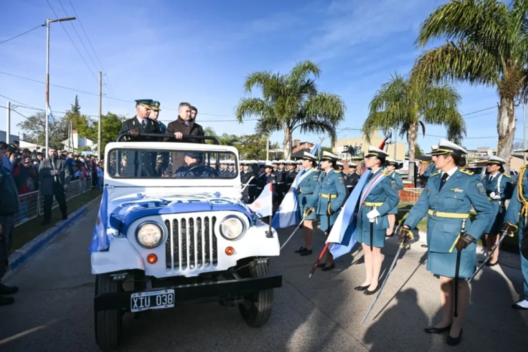 Cadetes y aspirantes de la Policía y el Servicio Penitenciario juraron fidelidad a la Bandera Argentina - imagen de origen