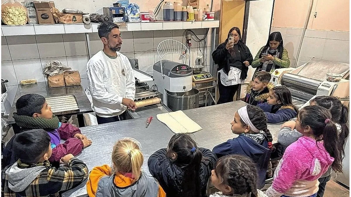 La panadería social San José abre sus puertas a escuelas para compartir sus sabores y sus sueños - imagen de origen