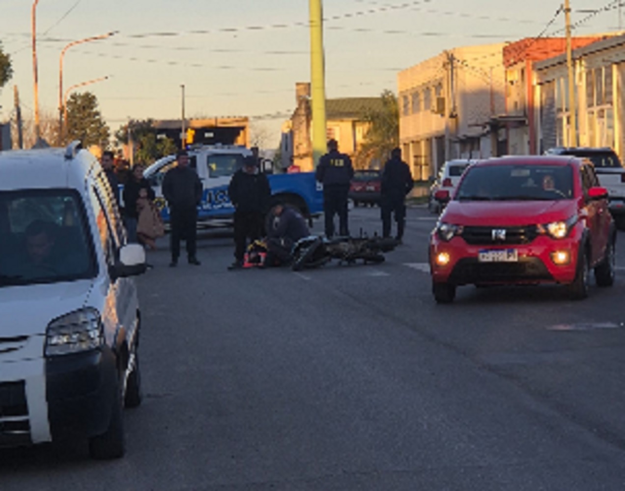 Mujer y su hijo resultaron heridos al ser chocada la moto en la que se conducían - imagen de origen