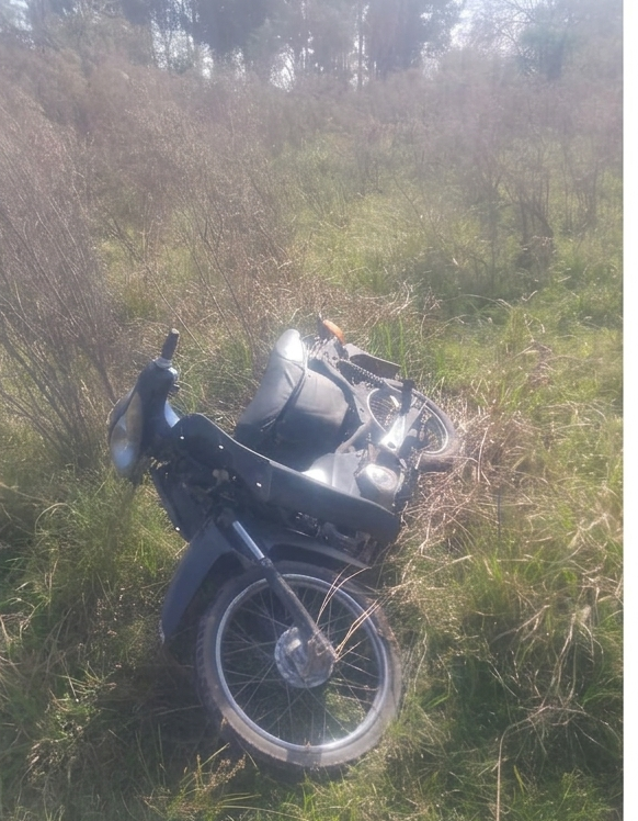 Hallaron una moto oculta en un terreno - imagen de origen