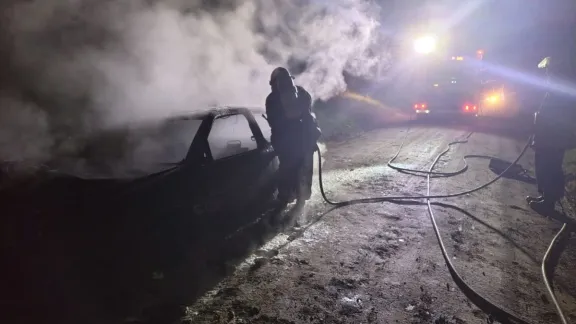 Un vehículo se incendió esta noche en calle Maestra Piaggio - imagen de origen