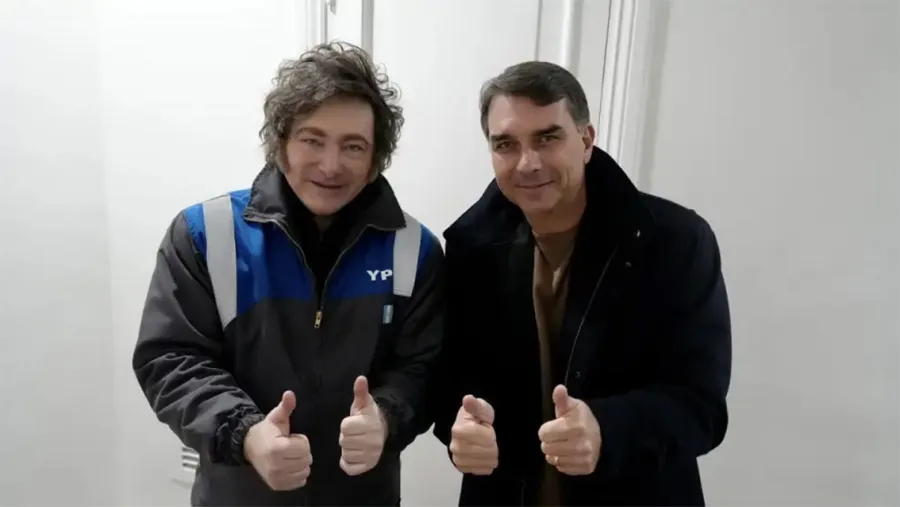 Javier Milei canceló su viaje a la cumbre del Mercosur y recibió a Flávio Bolsonaro | Análisis - imagen de origen