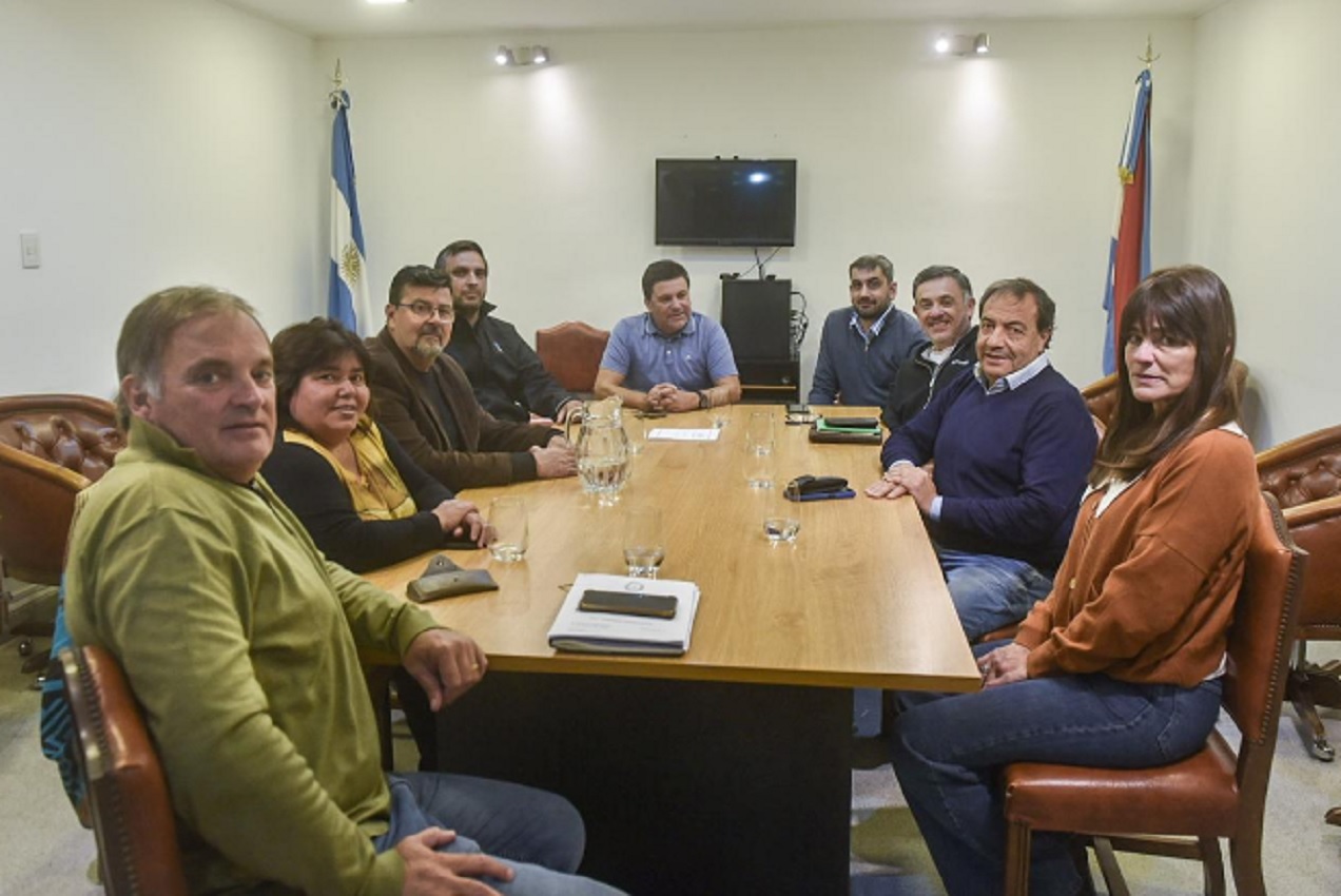 Senadores del PJ recibieron a representantes gremiales de Vialidad Nacional y expresaron su acompañamiento a los trabajadores - imagen de origen