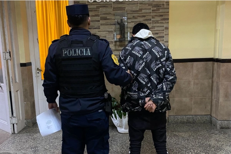 Detuvieron a un hombre acusado de robar celulares en un boliche bajo la modalidad “punga” - imagen de origen