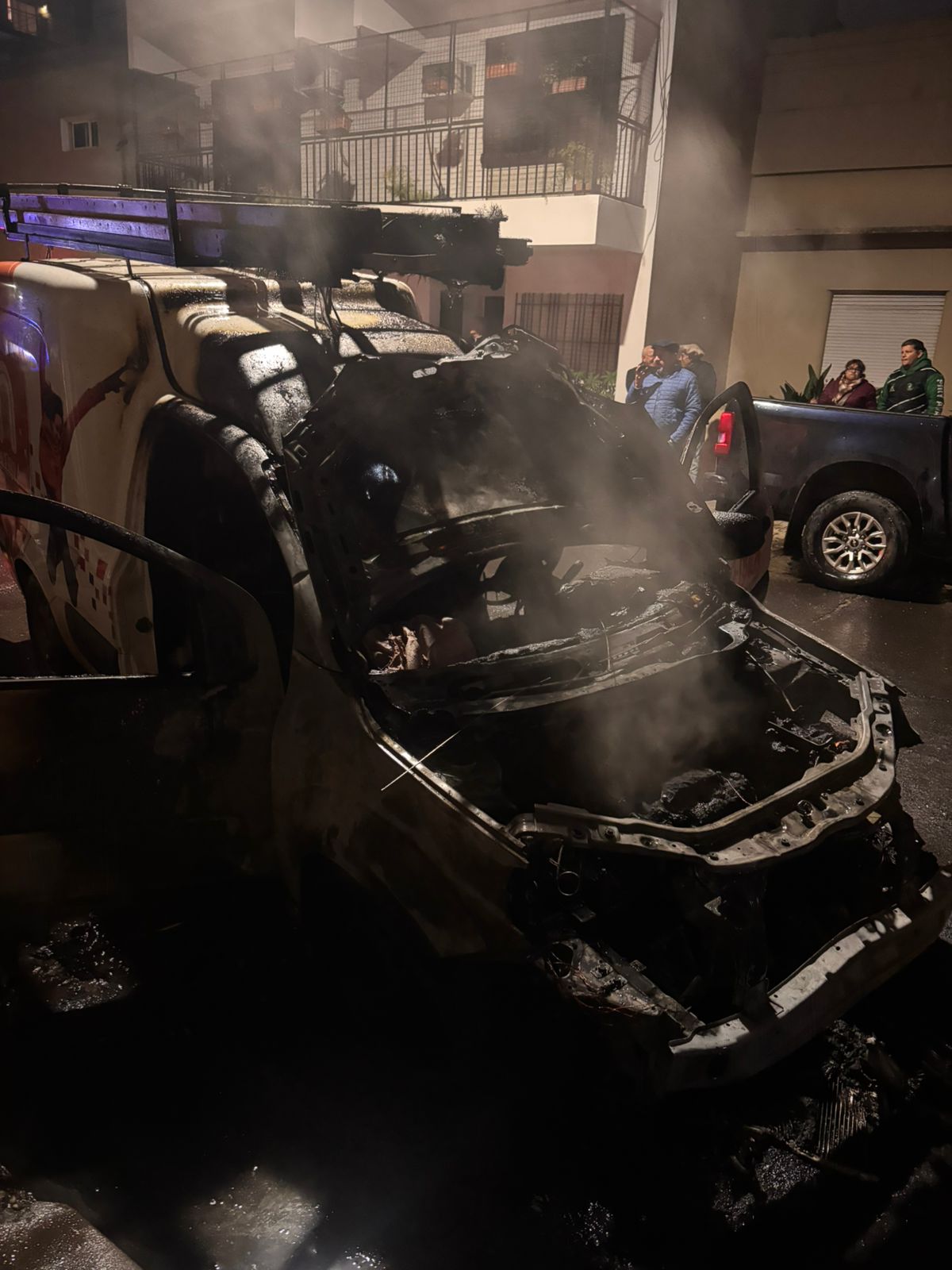 Una camioneta de una empresa de cable se incendió en pleno centro de Concordia - 7PAGINAS - imagen de origen