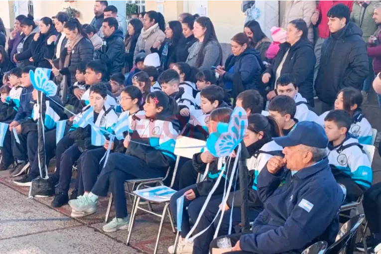 Alumnos de cuarto grado realizaron la Promesa de Lealtad a la Bandera en escuela de Paraná - imagen de origen
