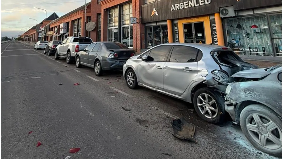 Paraná: fue hospitalizado tras chocar tres vehículos estacionados - imagen de origen