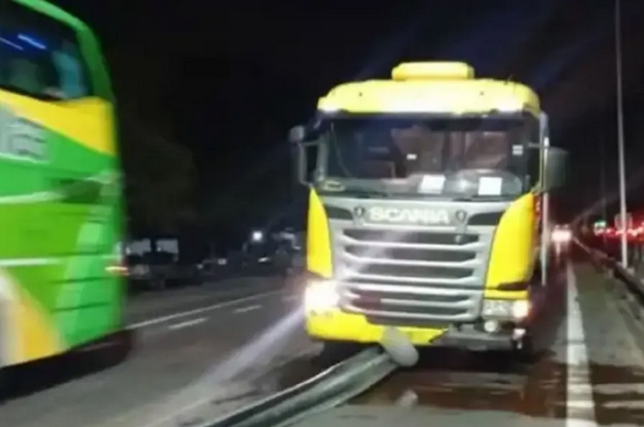 Accidente en la Ruta 168: camión chocó con un guardarraíl y hay demoras - imagen de origen