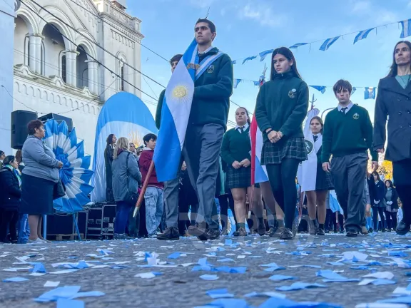 Cerca de 500 alumnos jurarán la bandera el lunes en plaza Belgrano - imagen de origen