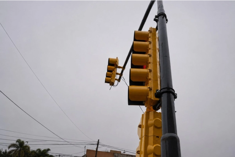 Seguridad vial: nuevo semáforo en Boulevard Daneri y La Rioja - imagen de origen