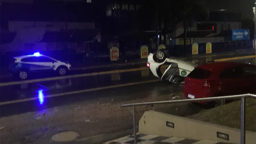 Paraná: un conductor admitió haberse distraído con el celular y provocó un vuelco en plena zona urbana | Análisis - imagen de origen