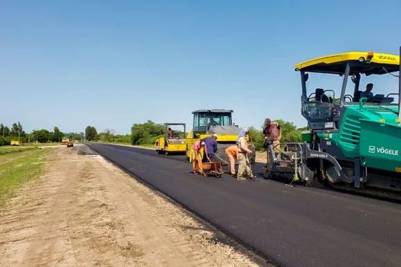 Destacan que Vialidad interviene más de 1.000 kilómetros de rutas entrerrianas y va por el 100% de las vías primarias - imagen de origen