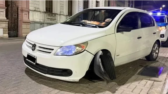 Joven de Paraná destrozó la rueda de su auto contra una puntera en Paraná - imagen de origen