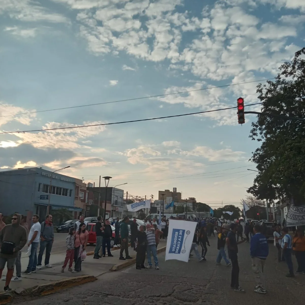 Multisectorial marcha en apoyo a los trabajadores de Tres Arroyos - imagen de origen