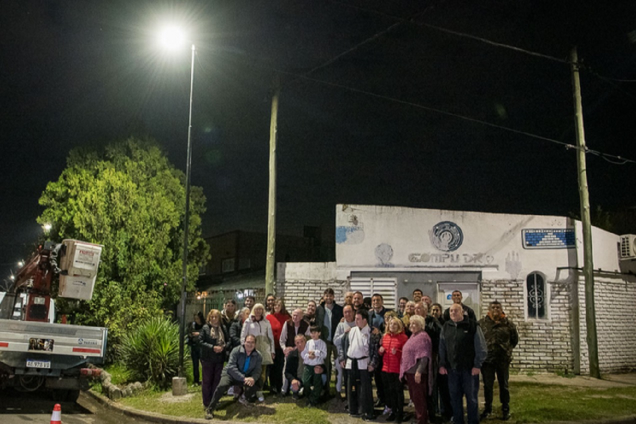 El plan Paraná 100% LED sigue modernizando el sistema de alumbrado público de nuevos barrios - imagen de origen