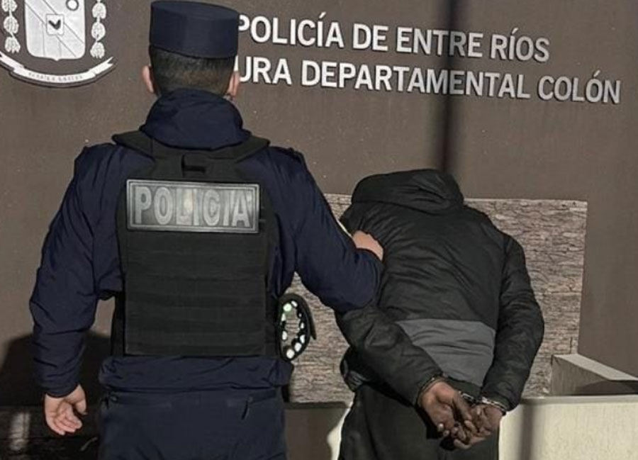 Inconsciencia y robo en Colón: un joven fue detenido de madrugada cuando trepaba un poste para robar cables de luz - imagen de origen