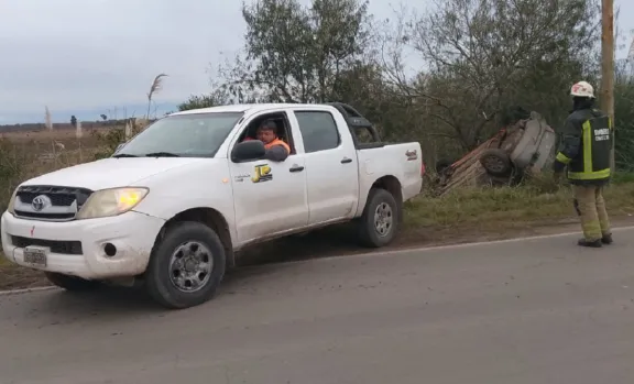 Ruta 12: un conductor terminó contra un árbol al perder el control del auto - imagen de origen