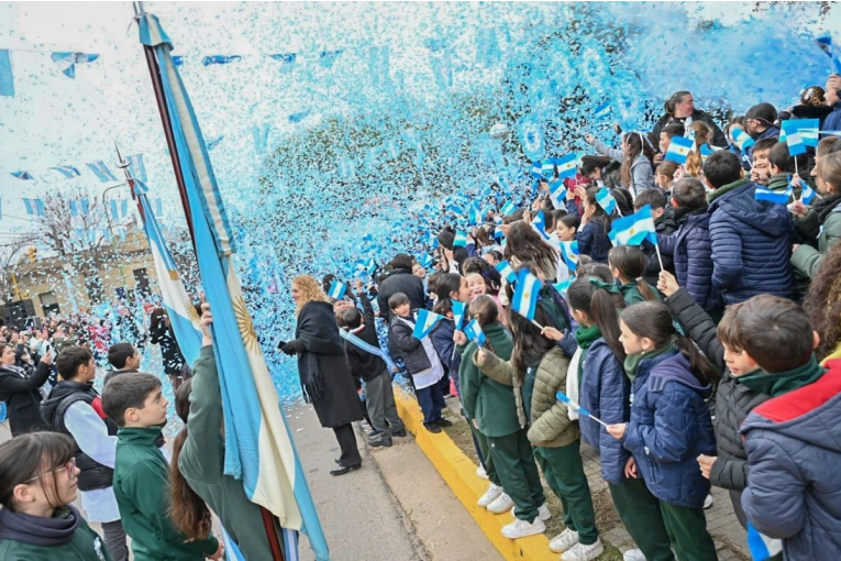 Con la promesa de lealtad de alumnos y vecinos, se conmemoró el Día de la Bandera - imagen de origen