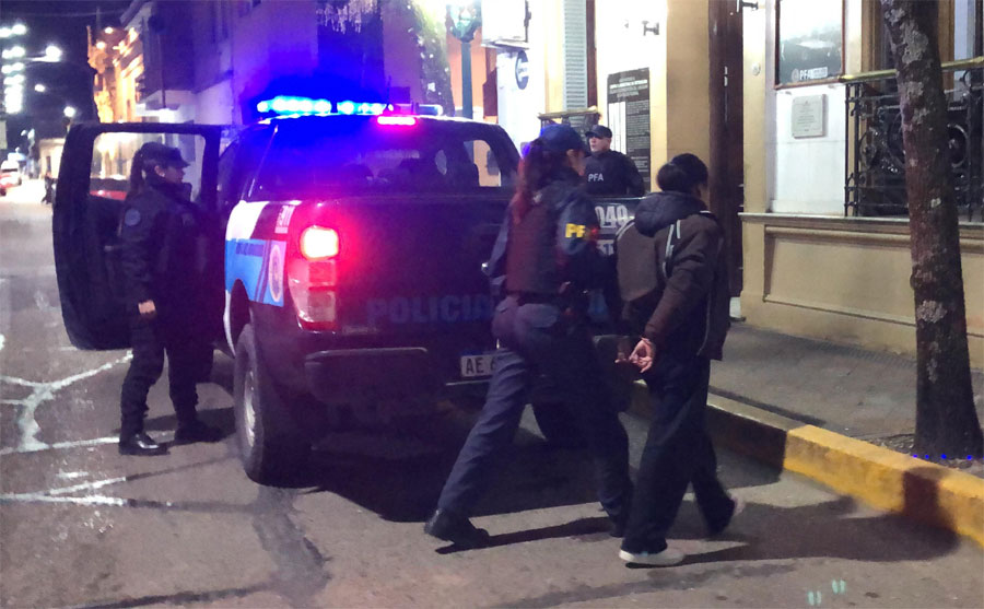 Golpe al narcomenudeo: la Policía Federal allanó una vivienda en calle Lacava y detuvo a dos mujeres con cocaína y dinero - imagen de origen