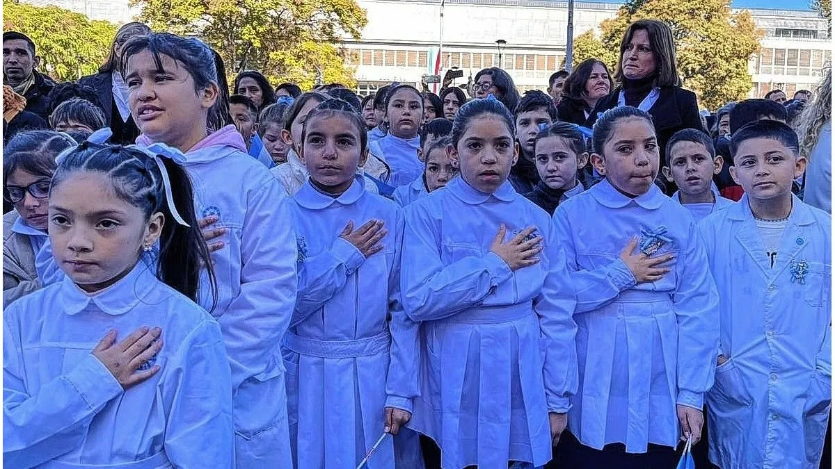 Día de la Bandera: emotiva promesa de cientos de alumnos en Plaza Mansilla - imagen de origen