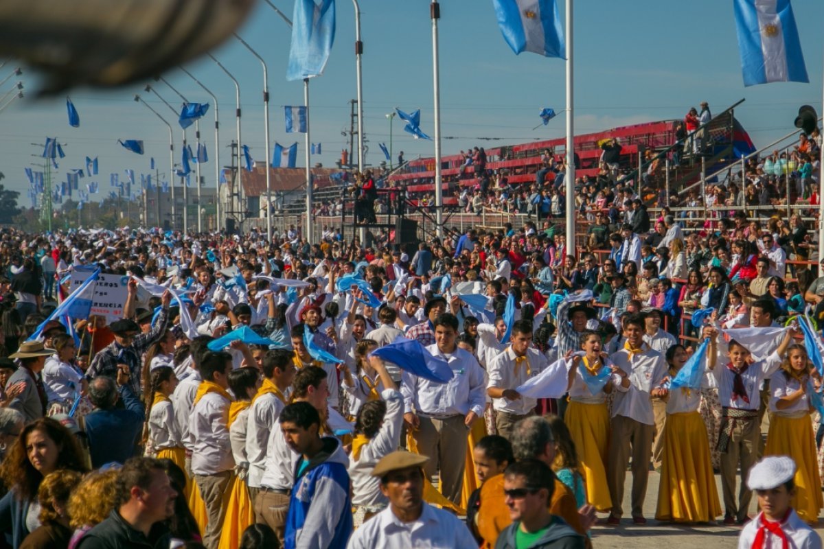 Gualeguaychú celebrará mañana un cuarto de siglo de su gran fiesta popular del 25 de Mayo - imagen de origen