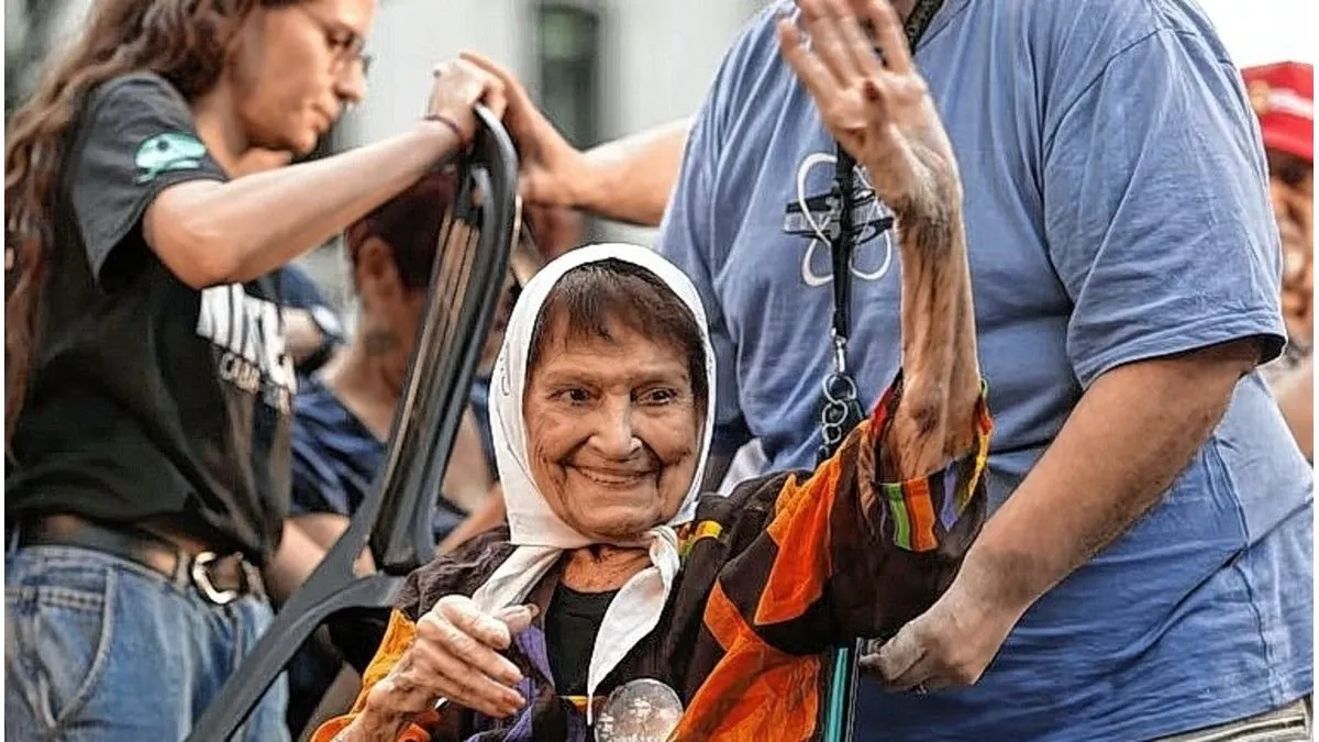 Falleció Taty Almeida, la referente de Madres de Plaza de Mayo - imagen de origen