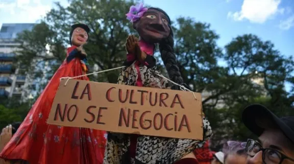 La comunidad teatral entrerriana alertó por la derogación de una ley nacional que protege salas teatrales - imagen de origen